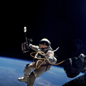 Ed_White_performs_first_U.S._spacewalk_-_GPN-2006-000025